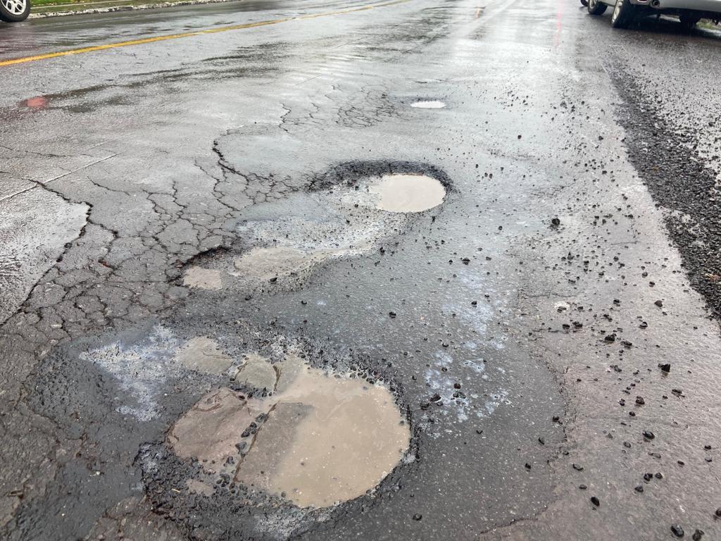 Chuva causa estragos em tubulações e buracos nas ruas de Bento
