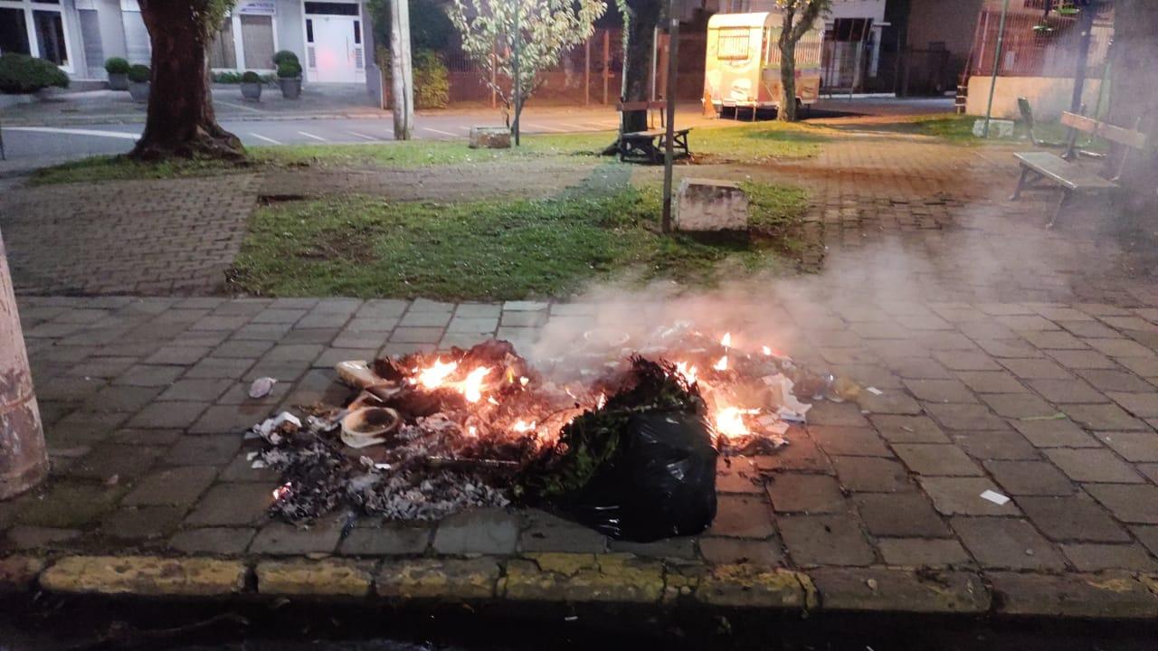 Dois homens são detidos pela Guarda Civil Municipal após atear fogo em lixeiras em Bento