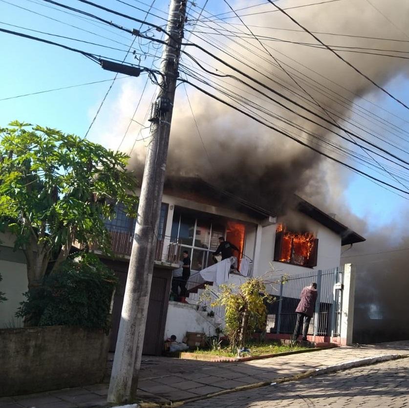Incêndio destrói casa no Borgo, em Bento Gonçalves