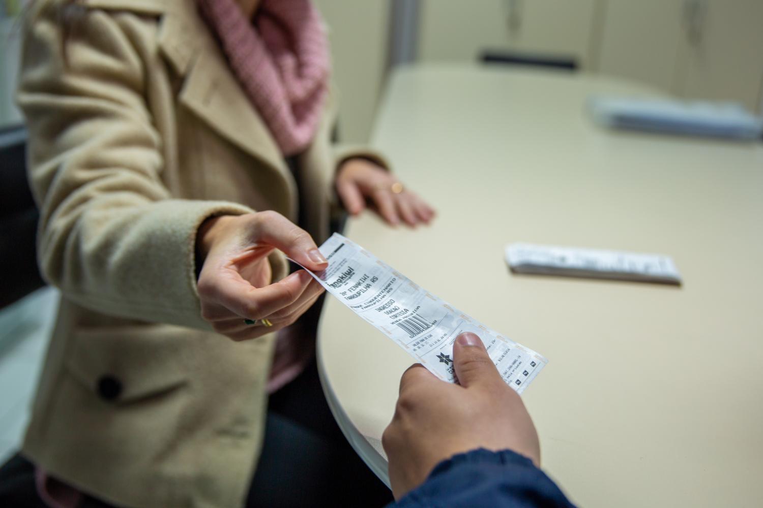 Fenakiwi inicia distribuição gratuita de ingressos à população de baixa renda