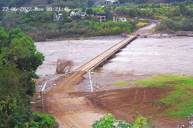 Trégua na chuva deixa ponte transitável novamente entre Bento e Cotiporã