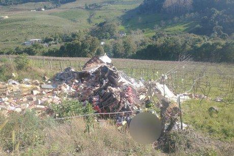 Caminhoneiro morre após caminhão descer barranco na ERS-431 em Bento