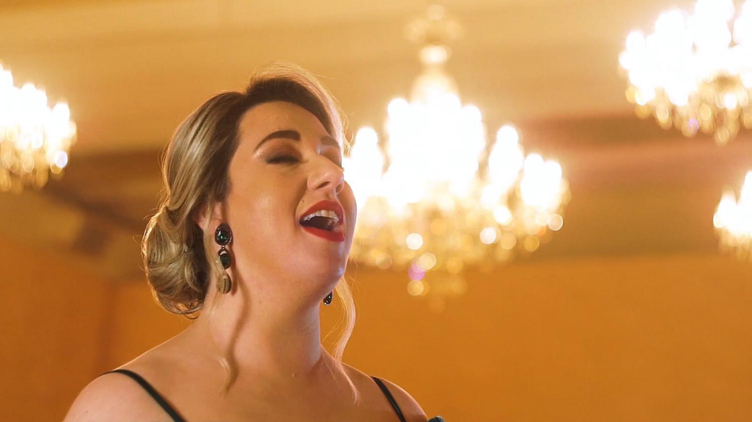 Cantora Laís Giacobbo finaliza a divulgação dos videoclipes de seu álbum