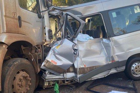Motorista de caminhão que colidiu em van e deixou sete mortos afirma que dormiu no volante