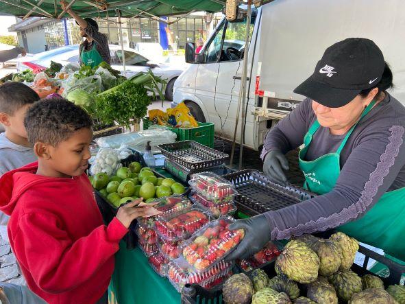 Alunos visitam a Feira de produtos ecológicos em Bento