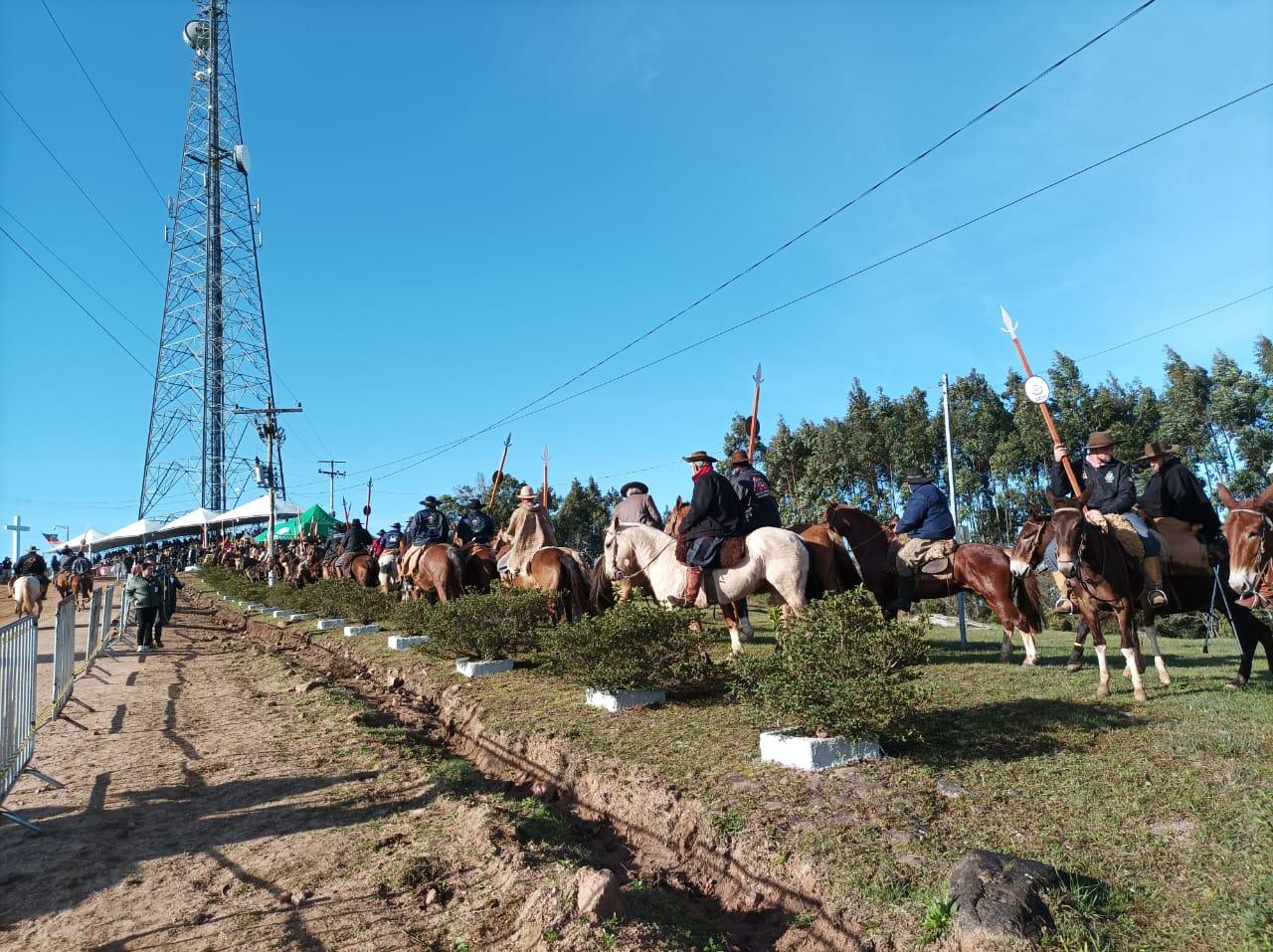 Cavalarianos de Bento vão até Canguçu buscar a chama crioula