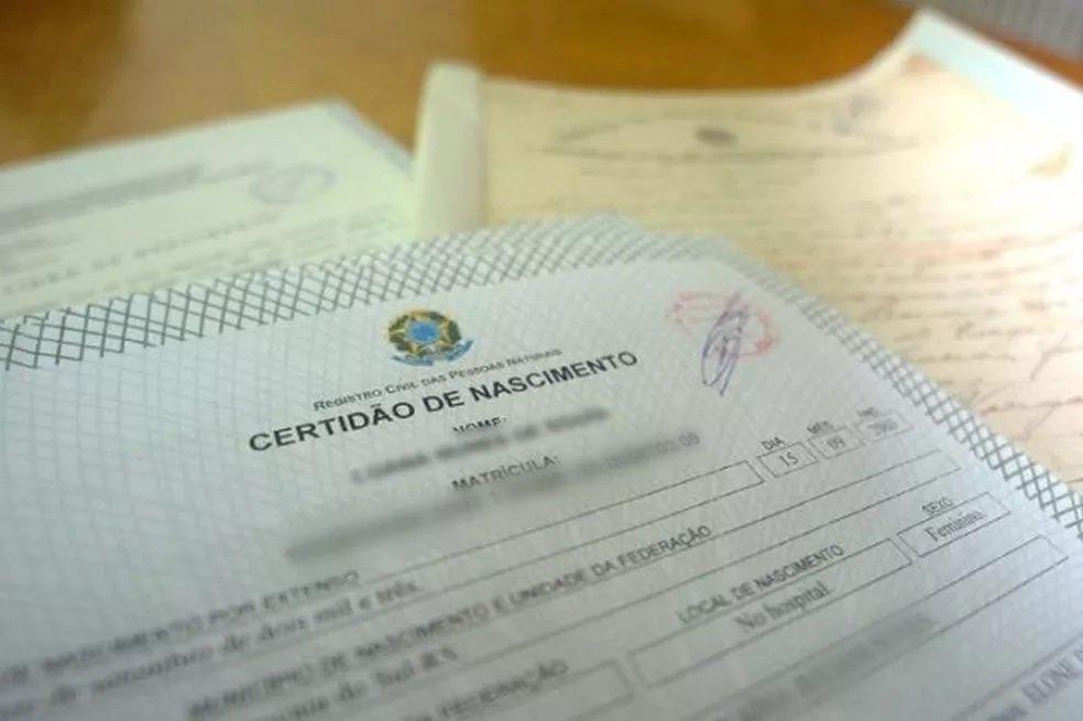 Quase 500 crianças são registradas por dia sem o nome do pai no Brasil