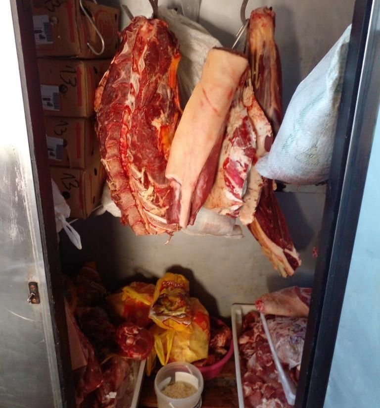 Três toneladas e meia de alimentos impróprios para o consumo são apreendidas no interior do RS