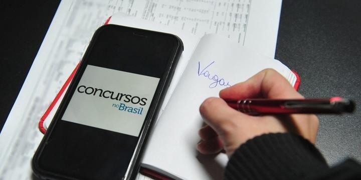 Concursos abertos no RS com salários de até R$ 24 mil