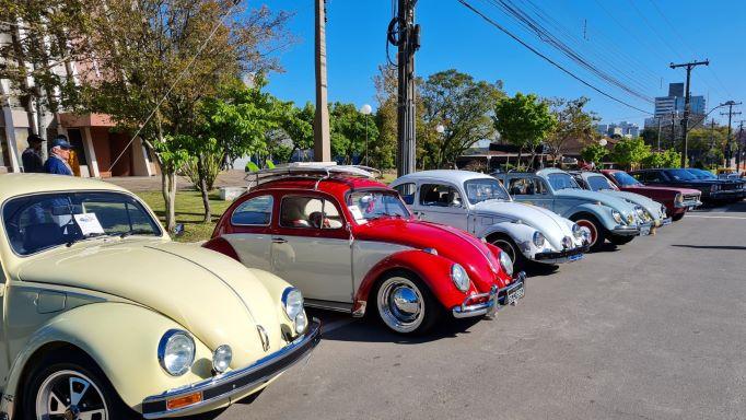 Domingo de sol é marcado pelo encontro de carros antigos em Bento