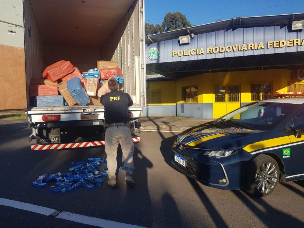 PRF apreende carga com 75 mil maços de cigarros em Veranópolis