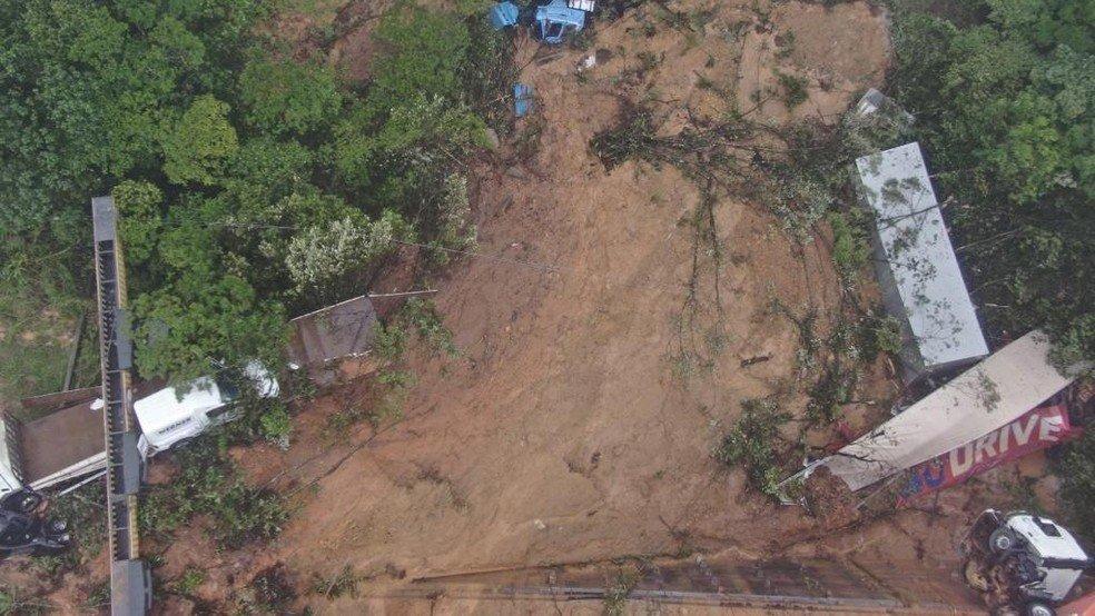 Deslizamento de terra em rodovia no Paraná soterra carros e caminhões