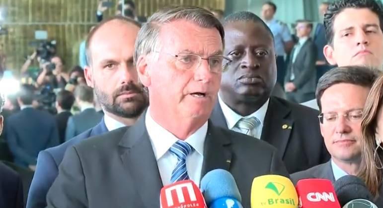 Em pronunciamento, Bolsonaro diz que vai cumprir a Constituição