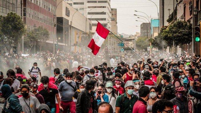 Peruanos exigem renúncia do presidente que é de esquerda em protestos