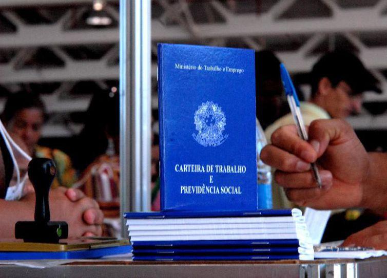 Quase 160 mil vagas de emprego com carteira assinada foram criadas no Brasil em outubro