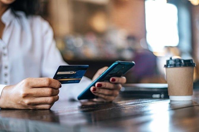Taxa de juros no rotativo do cartão de crédito vai a quase 400% ao ano