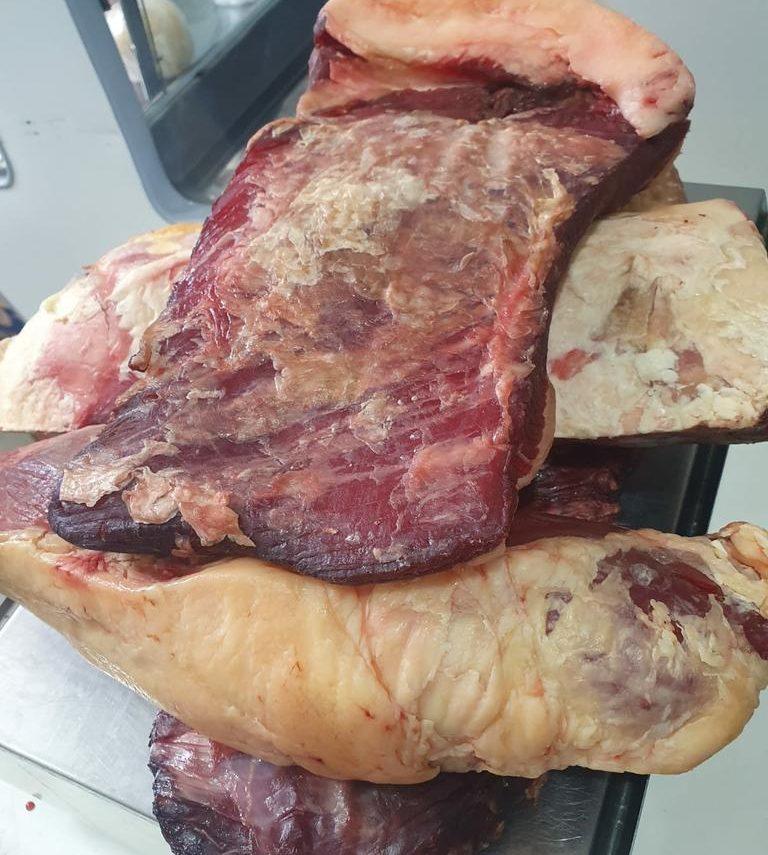 Quase duas toneladas de alimentos impróprios para o consumo são apreendidas na Serra Gaúcha
