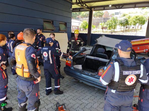 SAMU realiza treinamento de resgate veicular juntamente com o Corpo de Bombeiros
