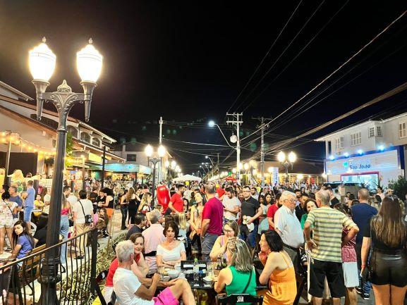 Jantar sob as estrelas reúne 20 mil pessoas na Via Gastrô