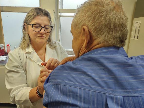 Bento Gonçalves começa aplicar vacina bivalente contra a covid-19