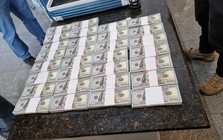 Polícia Federal apreende 300 mil dólares em espécie em mala de fundo falso