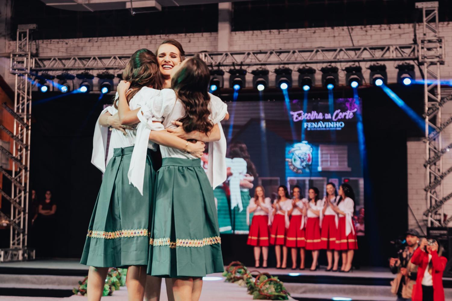 Ana Paula Côrtes Foresti é a Imperatriz da 18ª Fenavinho, Thaís Dall'Osbel Centenaro e Liege Sobirai as Damas de Honra