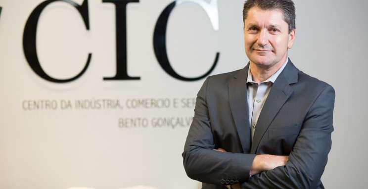 Elton Paulo Gialdi transmite presidência da CICS Serra a Daniel Bampi