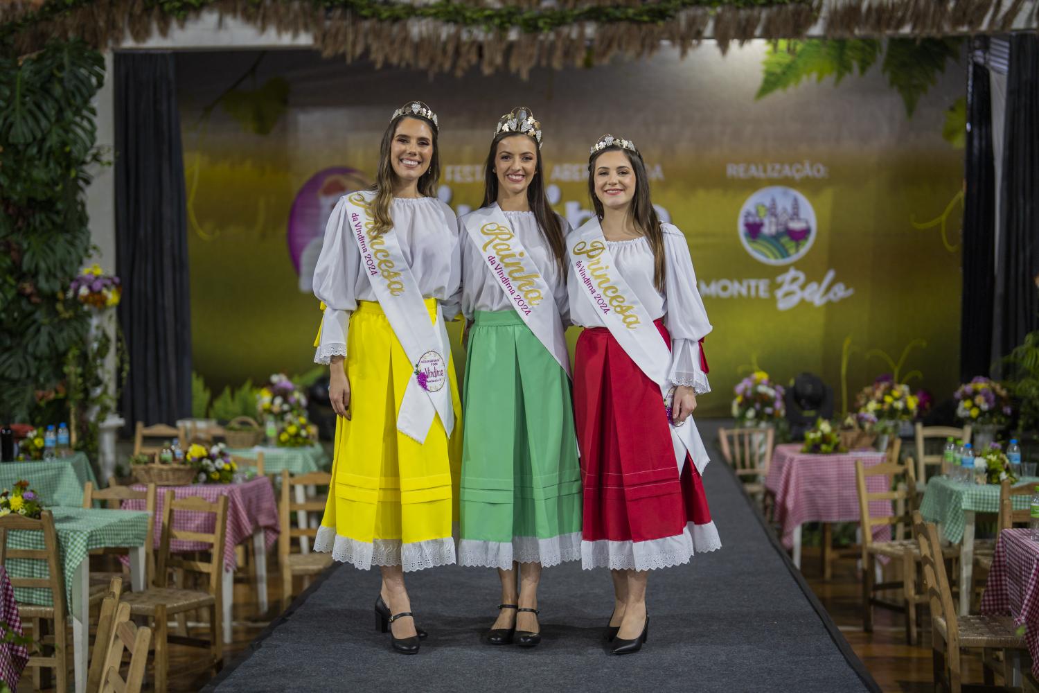 Giovanna Bombassaro, Alexia Pilonetto e Daiana Picoli Lovisa formam a corte da 8ª Festa da Abertura da Vindima
