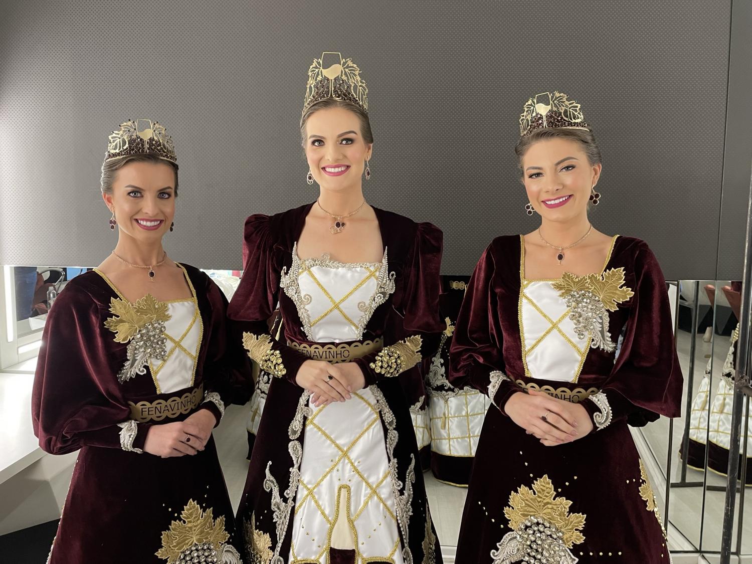 Trajes das soberanas da 18ª Fenavinho estampam a cultura da uva e do vinho
