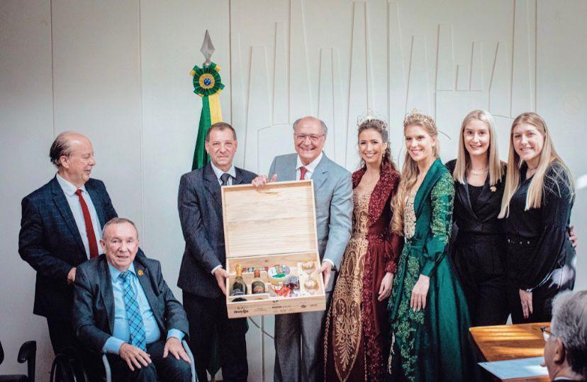 Comitiva da Festiqueijo entrega convite para Geraldo Alckimin