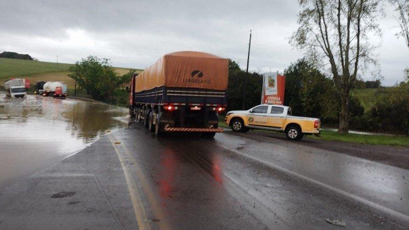 Temporais com queda de granizo danificam casas, derrubam árvores e provocam alagamentos e mortes no RS