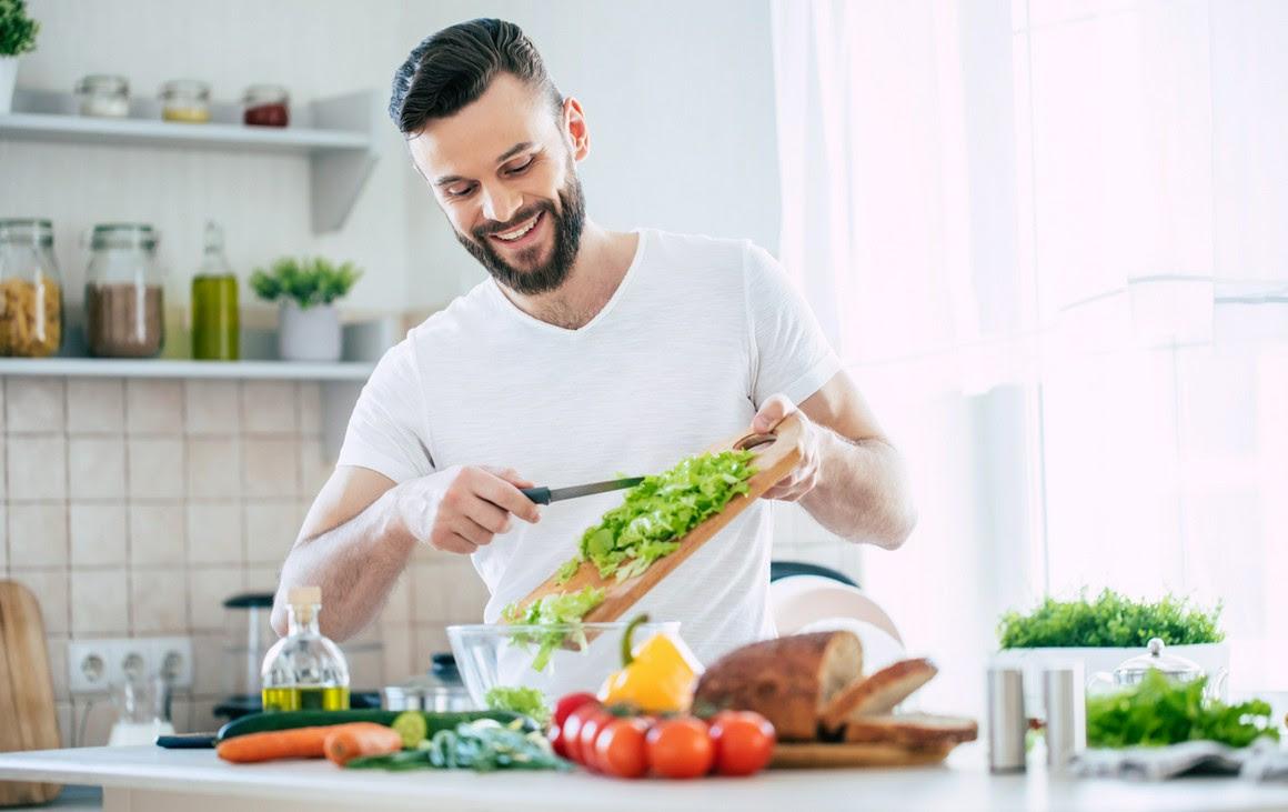 Homens na cozinha: chef dá dicas para iniciantes na culinária