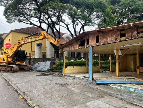 Prefeitura de Bento realiza demolição de edificação abandonada no Cidade Alta
