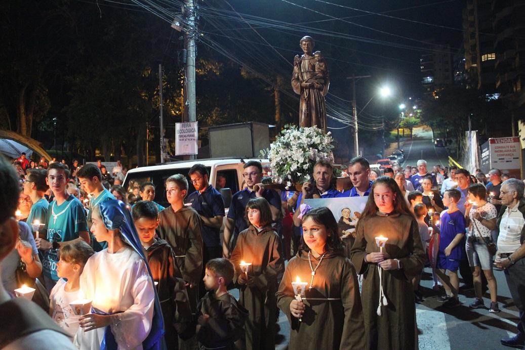 Procissão Luminosa da 146ª Festa de Santo Antônio abre os festejos em honra ao Padroeiro de Bento