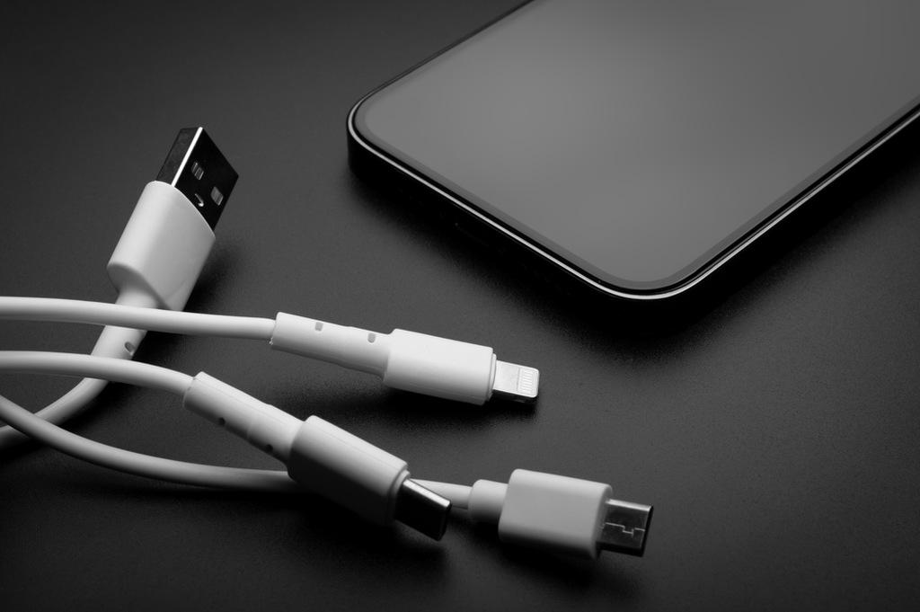 Justiça gaúcha decide que a comercialização de telefone celular sem adaptador de tomada não constitui venda casada