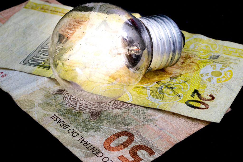 Preço da conta de luz no Brasil é composto 18% por impostos