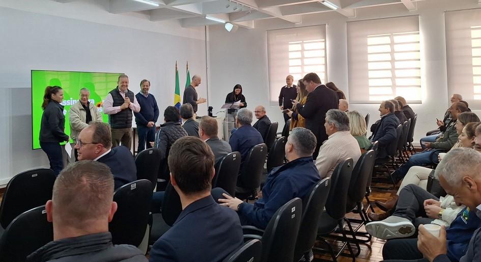 Estado firma mais 24 convênios com municípios para reconstrução de estradas