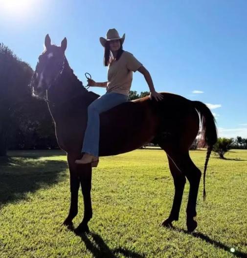 Ana Castela monta a cavalo em sua fazenda: “A felicidade mora aqui”