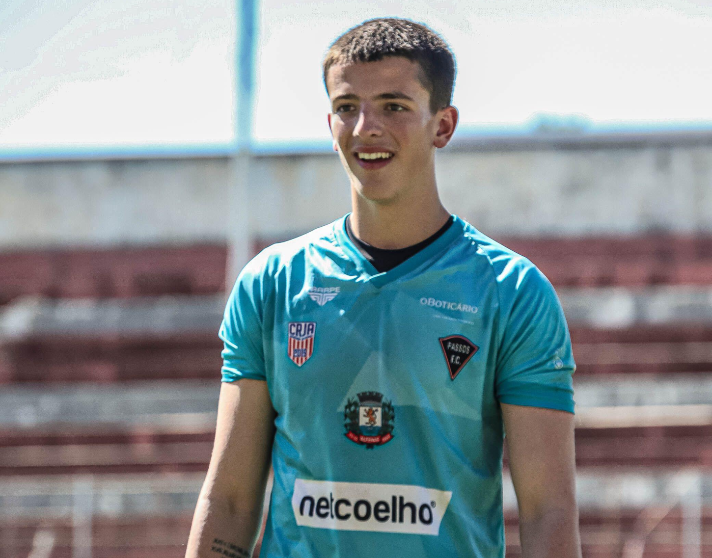 Aos 17 anos e com experiência profissional, goleiro passo-fundense é destaque de clube mineiro