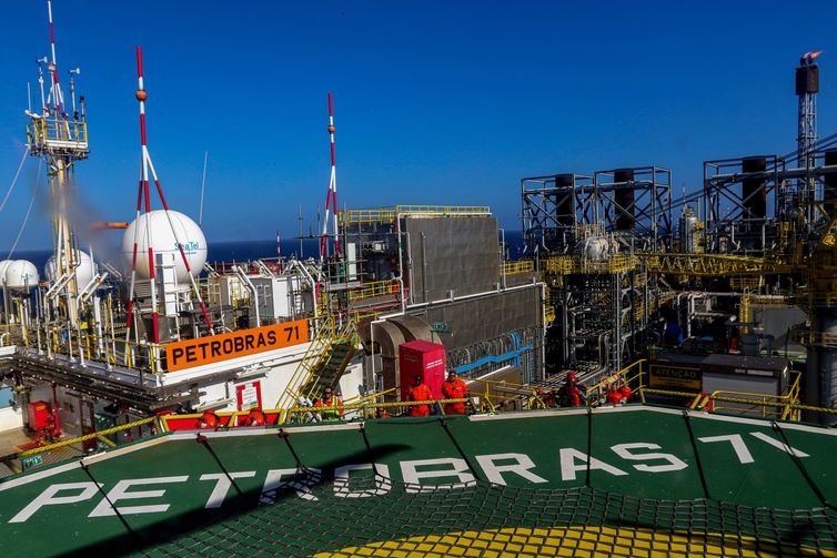 Produção de petróleo e gás atinge 4,921 milhões de barris em novembro