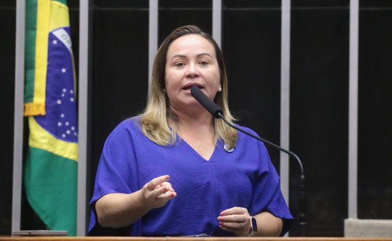 Comissão aprova criação de adicional de 30% para profissionais de saúde em áreas de risco e conflito