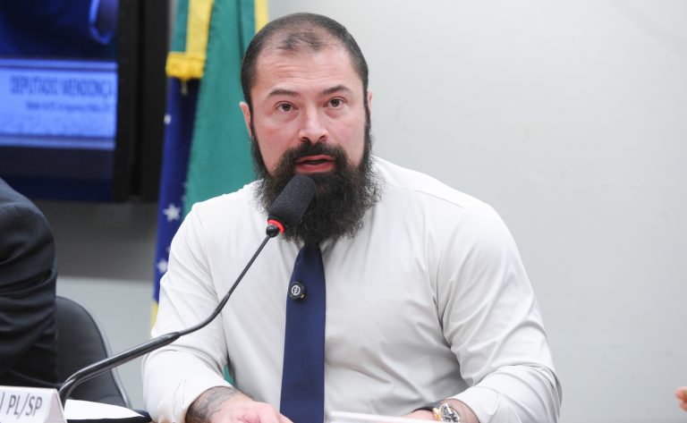 Comissão aprova projeto que equipara comércio de cigarro ilegal ao tráfico de drogas