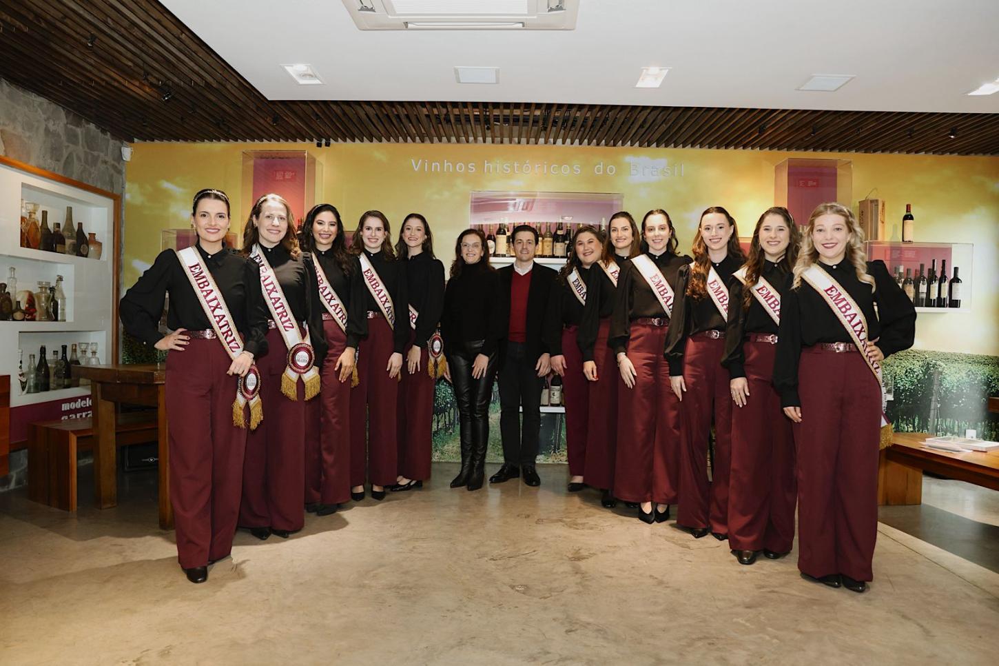 Candidatas à corte da 22ª Fenavinho recebem título de Embaixatrizes