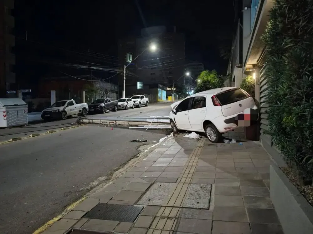 Acidente com carro derruba poste de iluminação em Bento Gonçalves