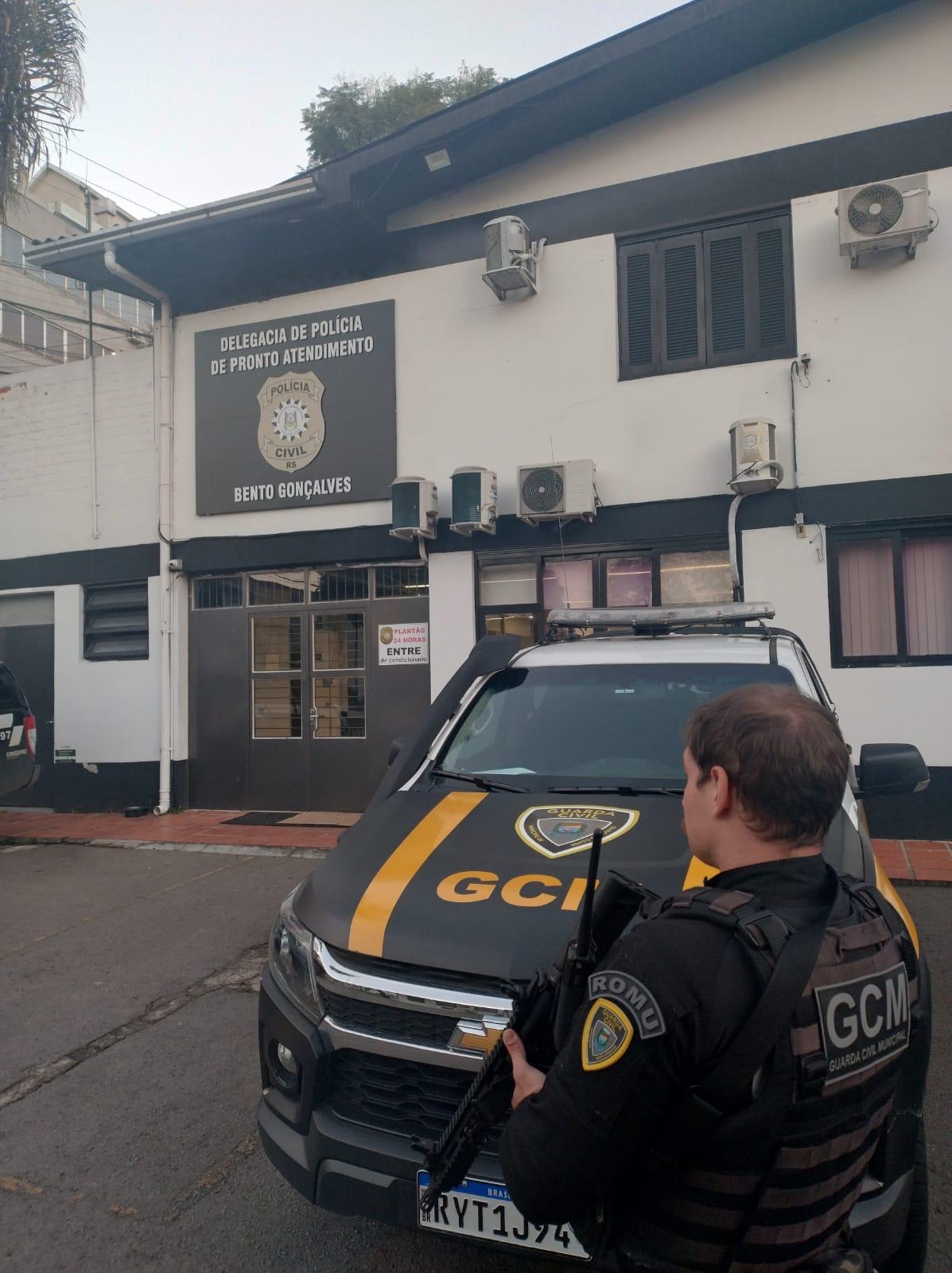 Foragida com pena de 8 anos por tráfico é presa em Bento