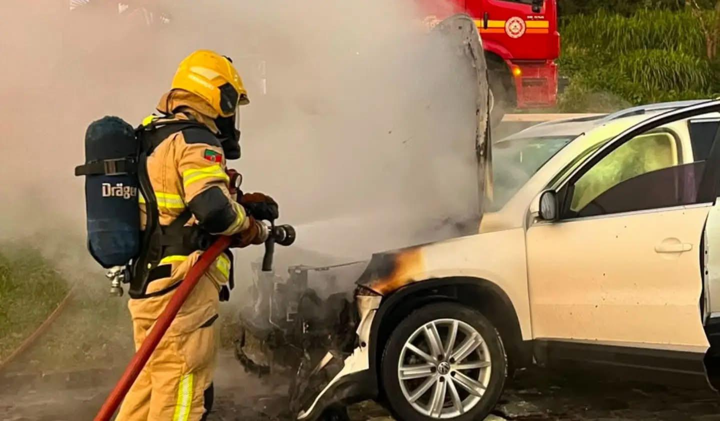 Incêndio em veículo mobiliza Bombeiros às margens da BR-470 em Bento