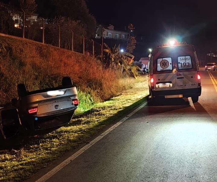 Motorista ferido após capotar carro no interior de Garibaldi
