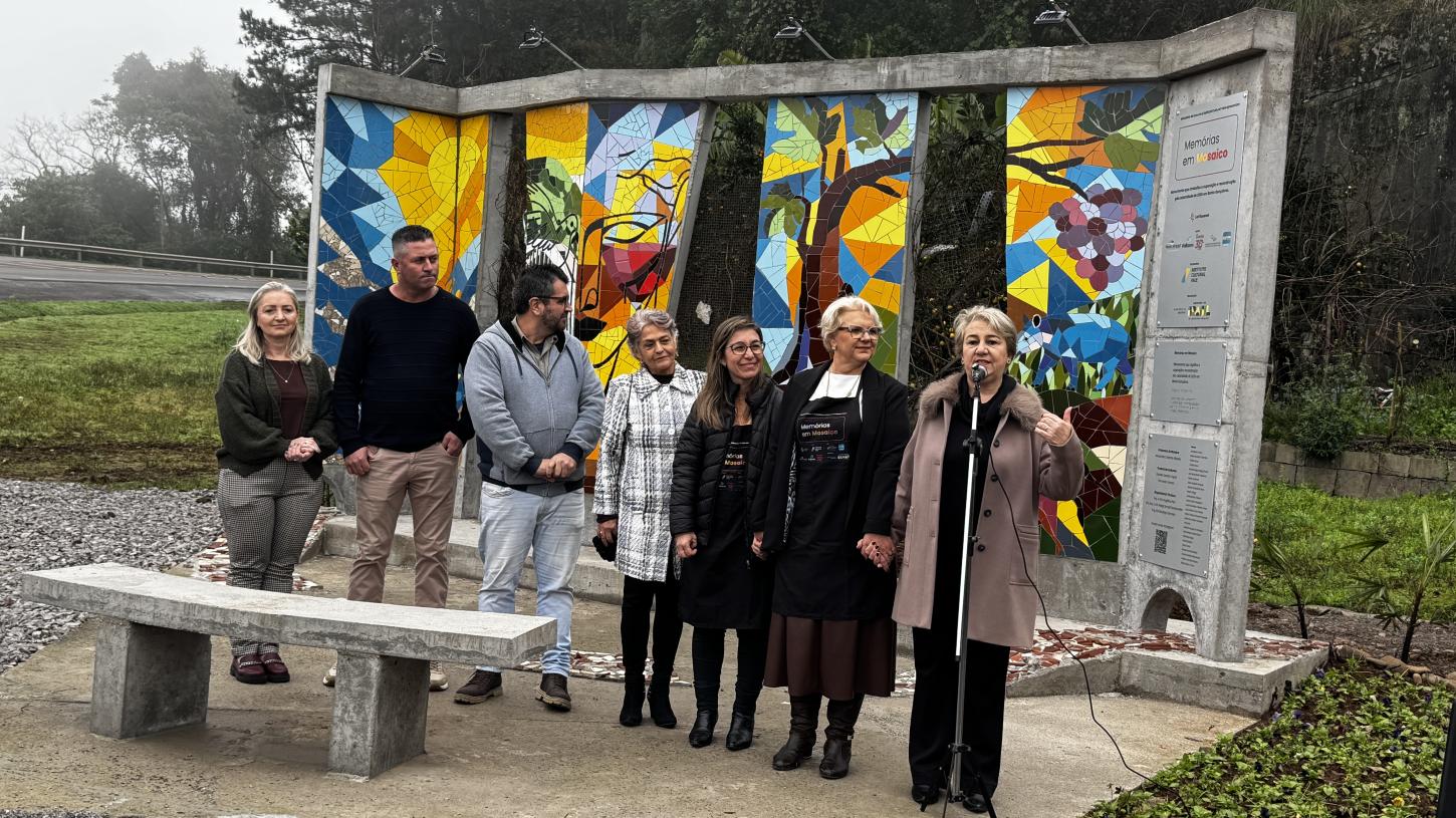 Bento inaugura mural 'Memórias em Mosaico' no distrito de Tuiuty