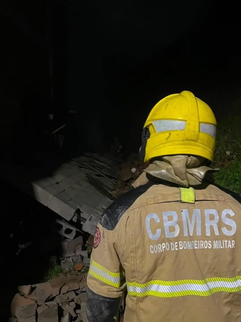 Bombeiros de Bento controlam princípio de incêndio no Centro e no Vinhedos