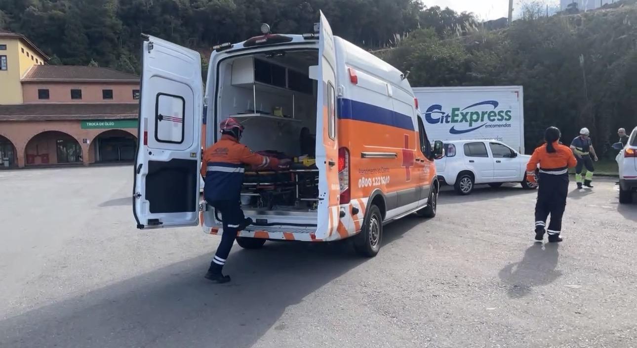 Caminhonete e caminhão colidem na BR-470 e deixa homem ferido